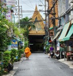 River boat pier access by Wat Worachanyawas