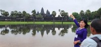 Reflection of Angkor wat in the pool